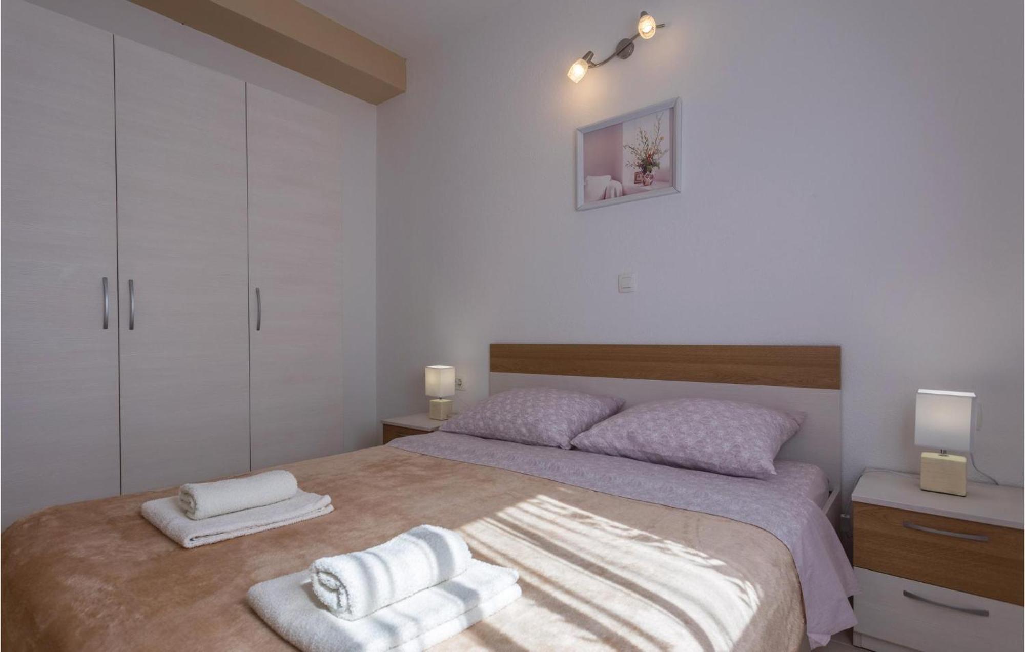 1 Bedroom Lovely Apartment In Komarna Klek Ngoại thất bức ảnh