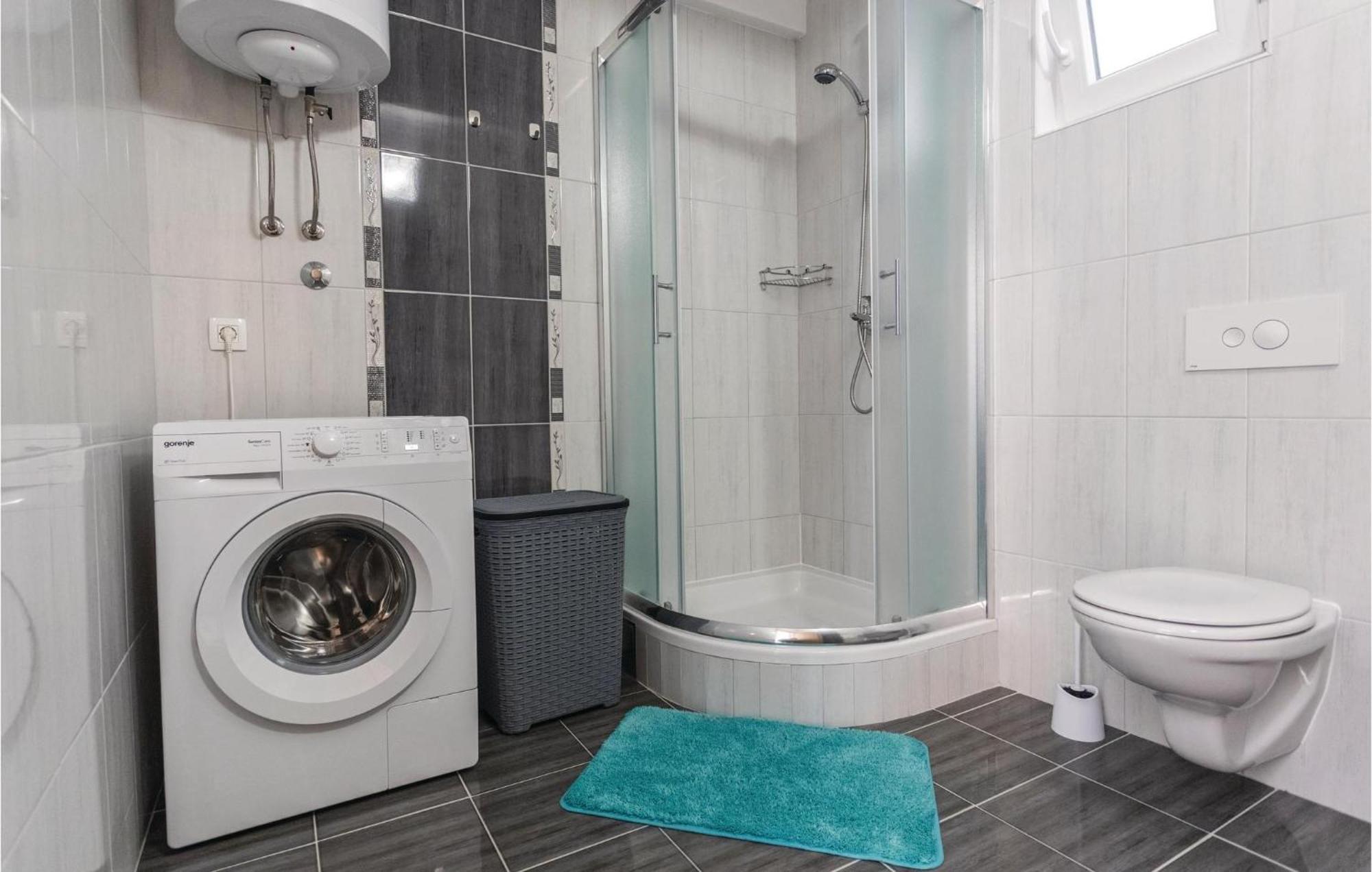 1 Bedroom Lovely Apartment In Komarna Klek Ngoại thất bức ảnh