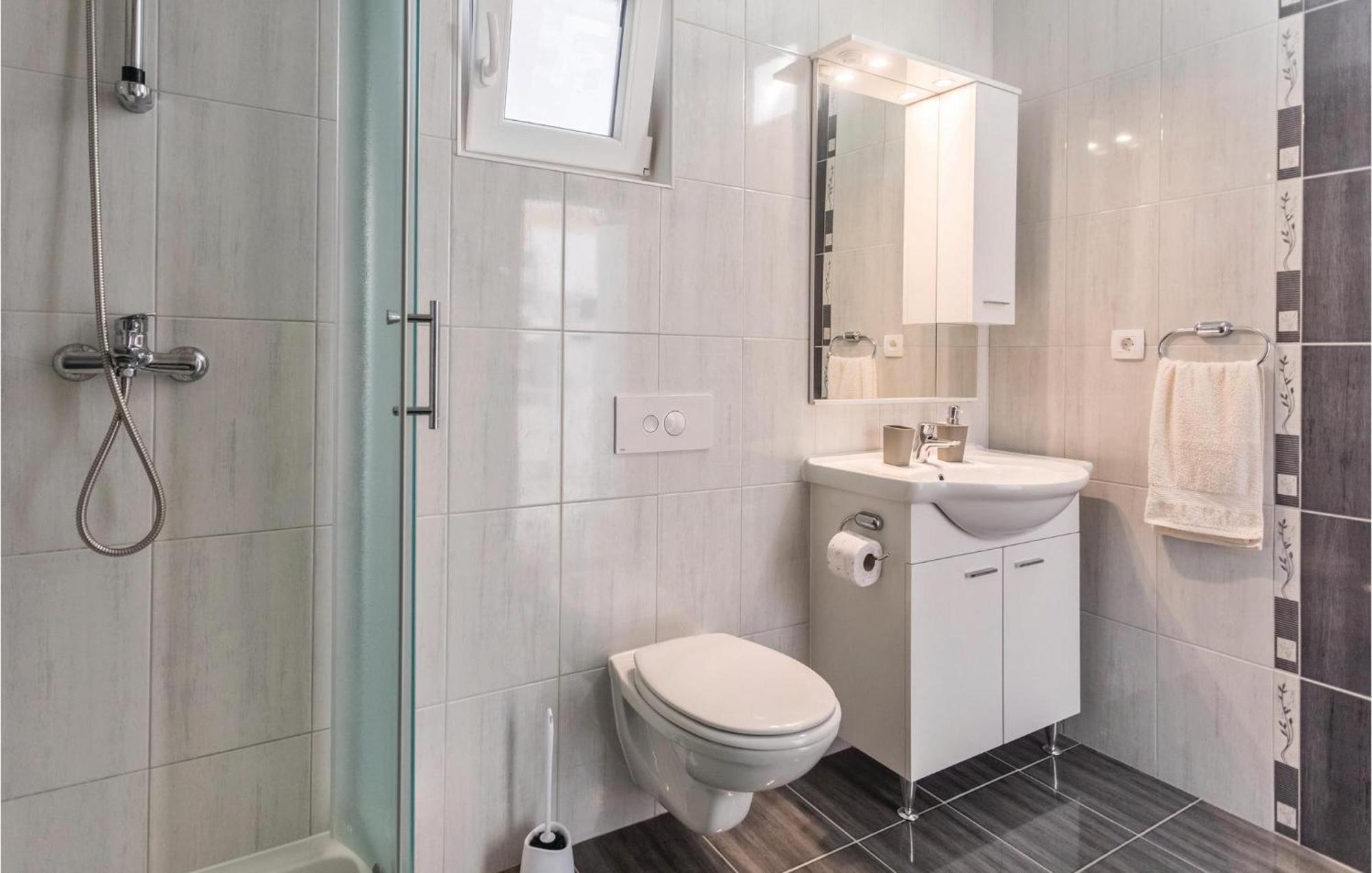 1 Bedroom Lovely Apartment In Komarna Klek Ngoại thất bức ảnh