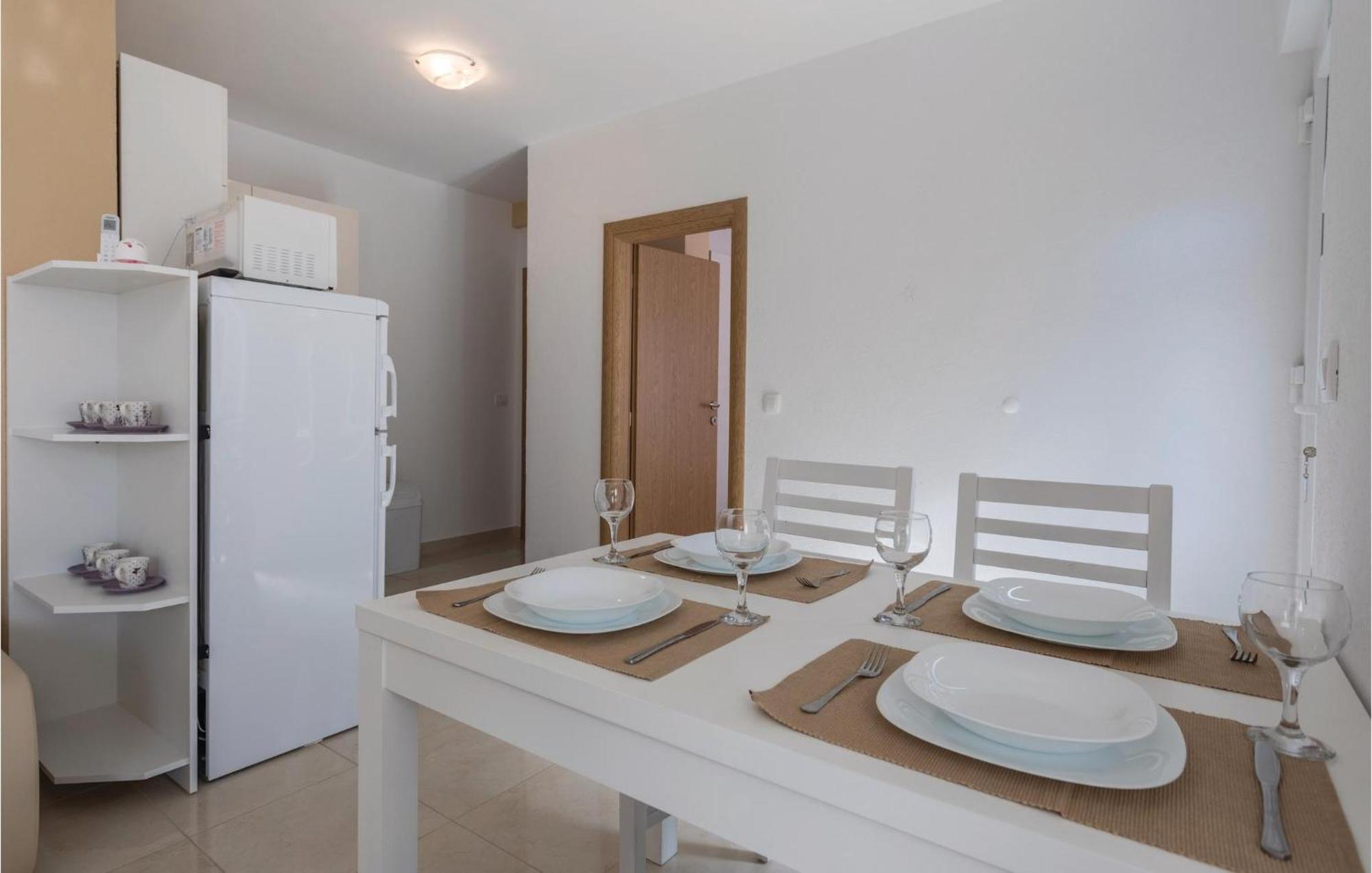 1 Bedroom Lovely Apartment In Komarna Klek Ngoại thất bức ảnh