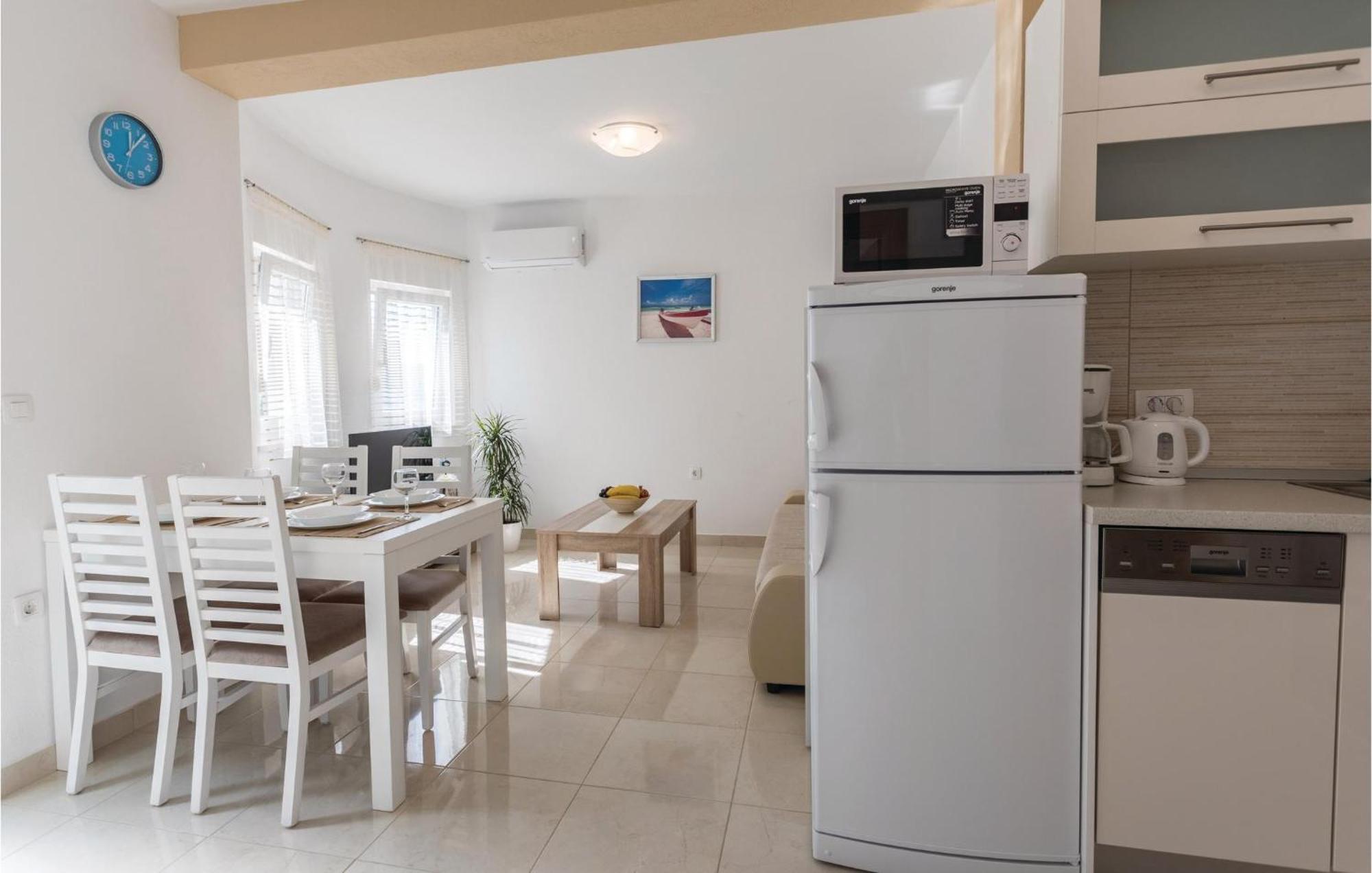 1 Bedroom Lovely Apartment In Komarna Klek Ngoại thất bức ảnh