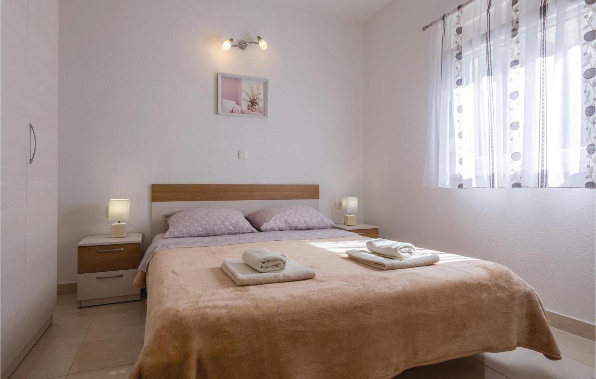 1 Bedroom Lovely Apartment In Komarna Klek Ngoại thất bức ảnh