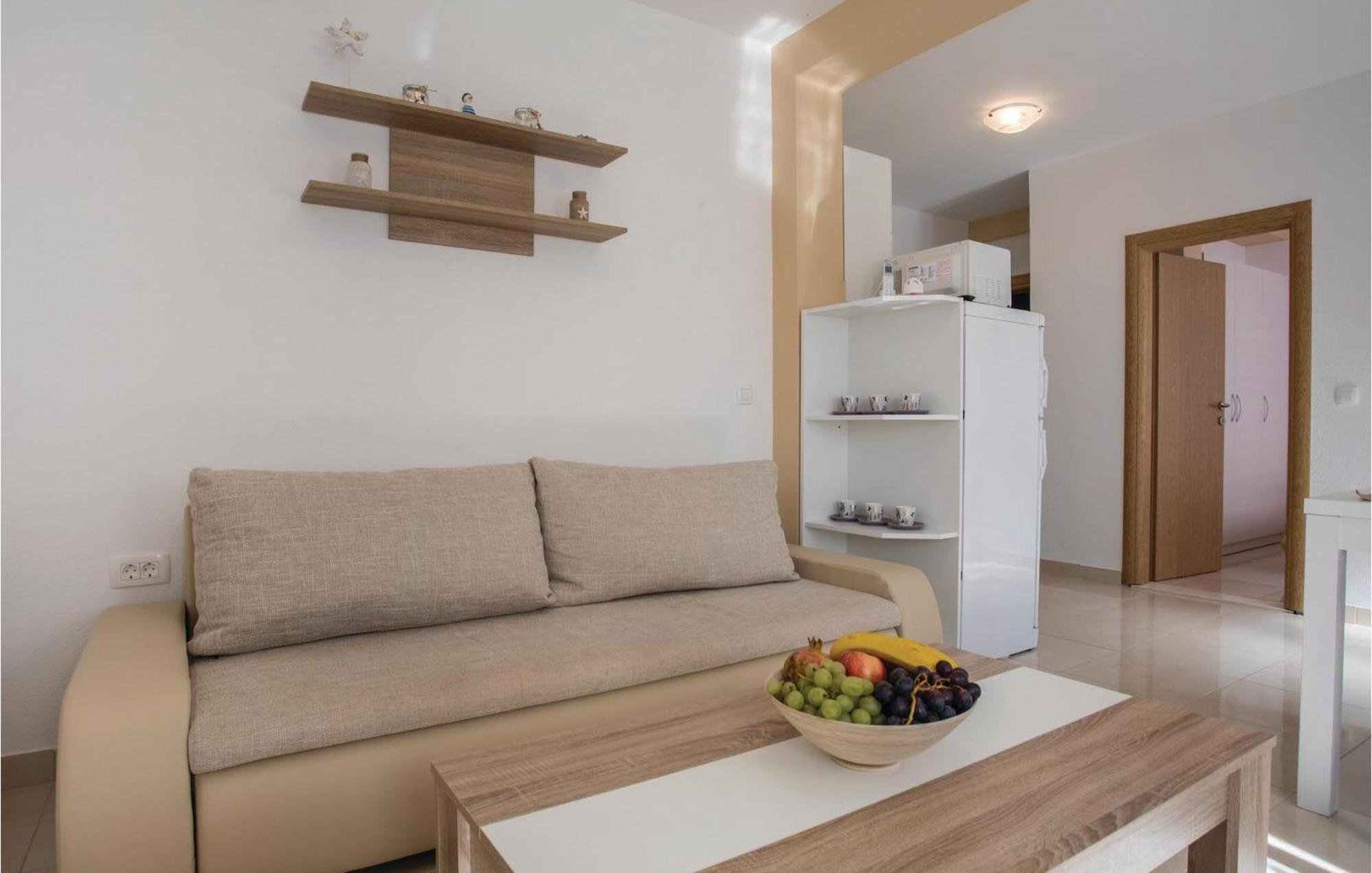 1 Bedroom Lovely Apartment In Komarna Klek Ngoại thất bức ảnh