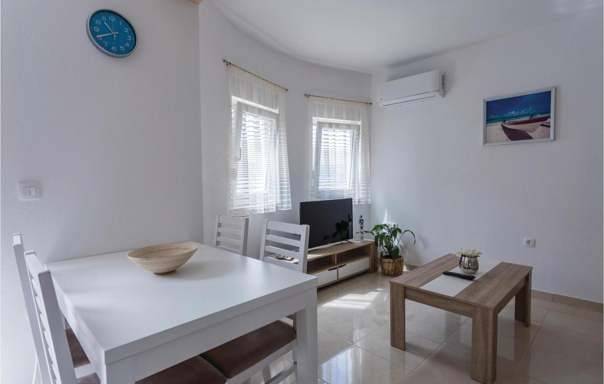 1 Bedroom Lovely Apartment In Komarna Klek Ngoại thất bức ảnh