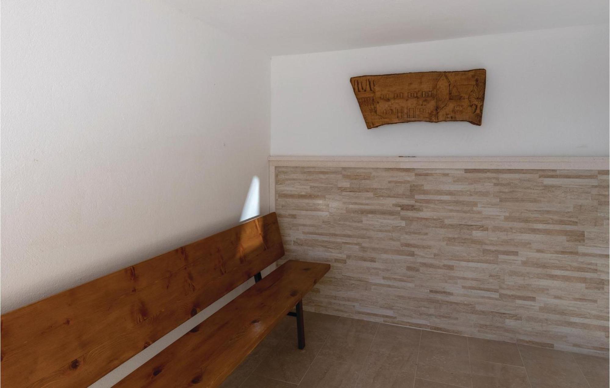 1 Bedroom Lovely Apartment In Komarna Klek Ngoại thất bức ảnh